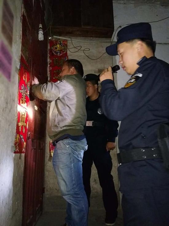 钱相街道粗心妈妈误将幼女锁家中 民警全城寻开锁师傅开门